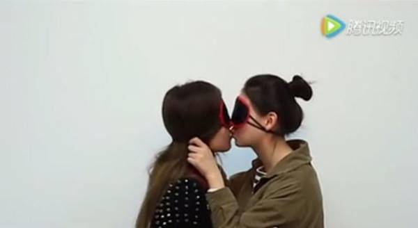 คนแปลกหน้าจูบกัน คนแปลกหน้าจูบกัน