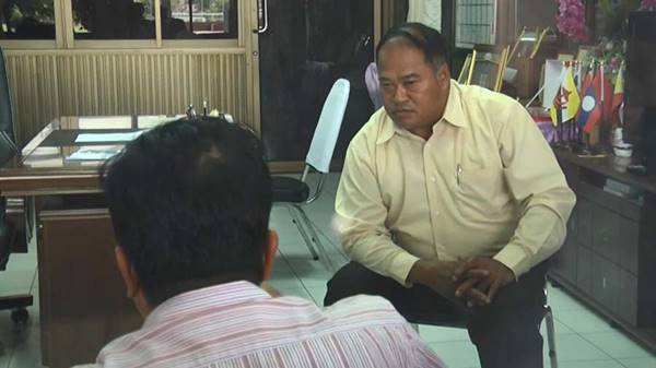 ครูปาแก้วใส่นักเรียน ครูปาแก้วใส่นักเรียน