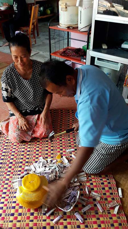 ทุบกระปุกออมสิน ทุบกระปุกออมสิน