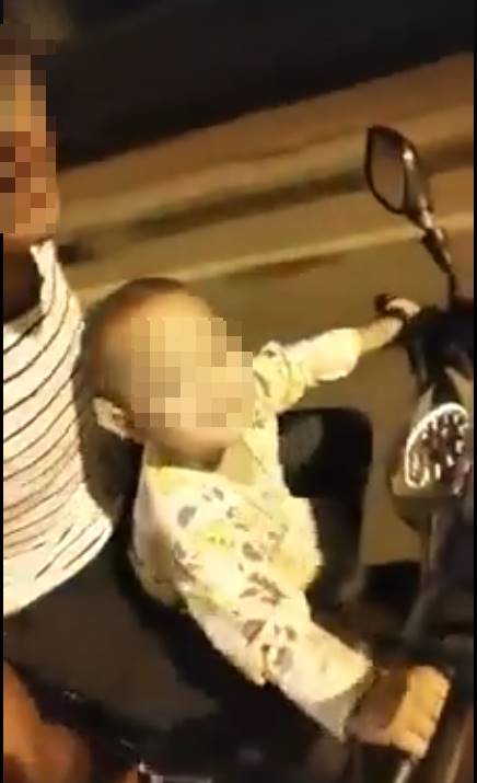 เด็กขี่มอเตอร์ไซค์ เด็กขี่มอเตอร์ไซค์