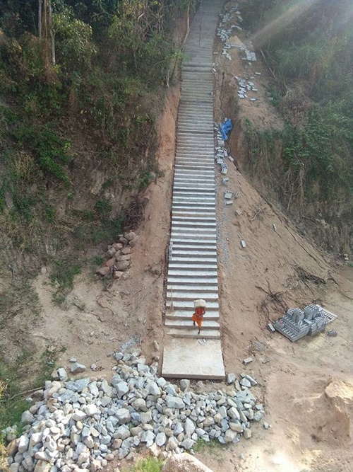 พระแบกปูนขึ้นเขา พระแบกปูนขึ้นเขา