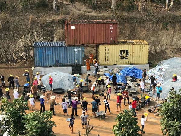 พระแบกปูนขึ้นเขา พระแบกปูนขึ้นเขา
