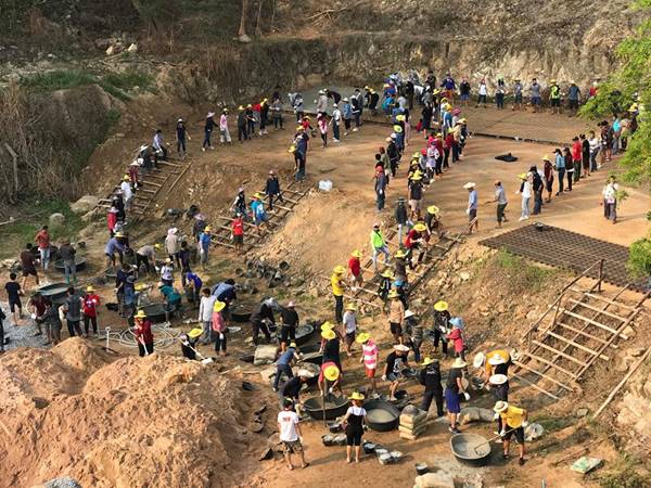พระแบกปูนขึ้นเขา พระแบกปูนขึ้นเขา