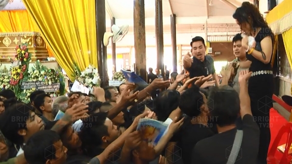 ฮือฮา พิธีฌาปนกิจ เสือใบ โจรคุณธรรม แจกพระขุนแผน 2,000 องค์ ฮือฮา พิธีฌาปนกิจ เสือใบ โจรคุณธรรม แจกพระขุนแผน 2,000 องค์