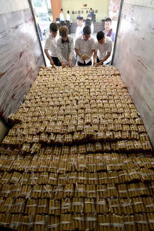 เหงื่อตก ลูกค้าขนเงินเหรียญ 4 ตัน ซื้อรถ 3.7 ล้าน กองพะเนินเต็มโชว์รูม เหงื่อตก ลูกค้าขนเงินเหรียญ 4 ตัน ซื้อรถ 3.7 ล้าน กองพะเนินเต็มโชว์รูม