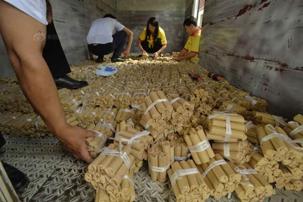 เหงื่อตก ลูกค้าขนเงินเหรียญ 4 ตัน ซื้อรถ 3.7 ล้าน กองพะเนินเต็มโชว์รูม เหงื่อตก ลูกค้าขนเงินเหรียญ 4 ตัน ซื้อรถ 3.7 ล้าน กองพะเนินเต็มโชว์รูม