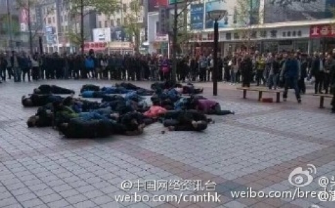 แท็กซี่จีนฆ่าตัวตายหมู่ ซดยาฆ่าแมลงประท้วง หมดสติเกลื่อนหน้าห้าง แท็กซี่จีนฆ่าตัวตายหมู่ ซดยาฆ่าแมลงประท้วง หมดสติเกลื่อนหน้าห้าง