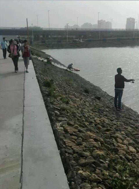 อาตี๋จับตุ๊กตายาง ล้างตัวริมแม่น้ำ ทำผู้คนสะดุดมองกันตาค้าง ! อาตี๋จับตุ๊กตายาง ล้างตัวริมแม่น้ำ ทำผู้คนสะดุดมองกันตาค้าง !