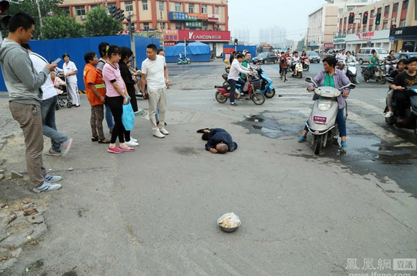 คนจีนช่วยคนแก่ คนจีนช่วยคนแก่