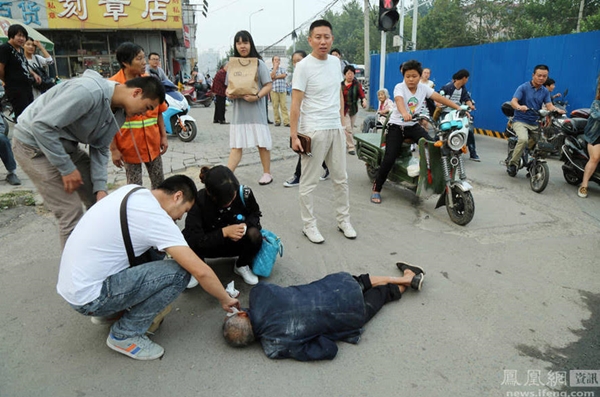 คนจีนช่วยคนแก่ คนจีนช่วยคนแก่