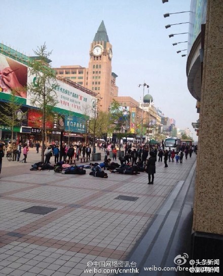 แท็กซี่จีนฆ่าตัวตายหมู่ ซดยาฆ่าแมลงประท้วง หมดสติเกลื่อนหน้าห้าง แท็กซี่จีนฆ่าตัวตายหมู่ ซดยาฆ่าแมลงประท้วง หมดสติเกลื่อนหน้าห้าง