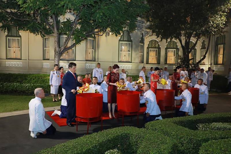 ในหลวง - พระราชินี ทรงประกอบพิธีสังเวยพระป้าย พร้อมด้วยเจ้าคุณพระสินีนาฏ ในหลวง - พระราชินี ทรงประกอบพิธีสังเวยพระป้าย พร้อมด้วยเจ้าคุณพระสินีนาฏ