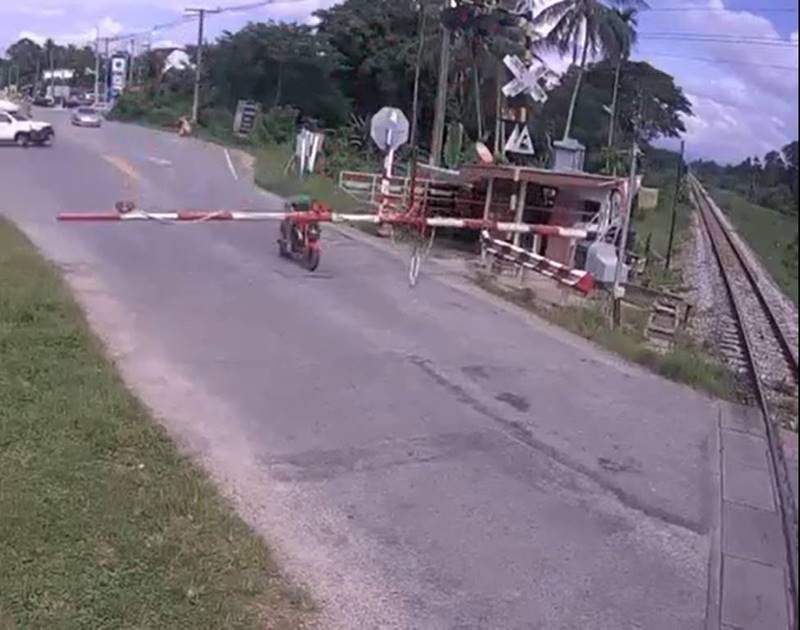 ขี่รถฝ่าไม้กั้น ขี่รถฝ่าไม้กั้น