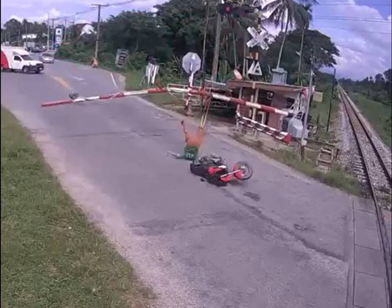 ขี่รถฝ่าไม้กั้น ขี่รถฝ่าไม้กั้น