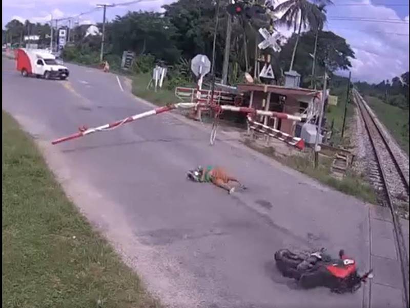 ขี่รถฝ่าไม้กั้น ขี่รถฝ่าไม้กั้น