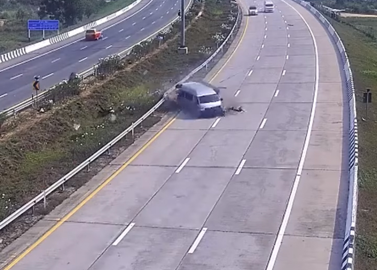 รถตู้ยางแตก เทกระจาดนักท่องเที่ยว รถตู้ยางแตก เทกระจาดนักท่องเที่ยว