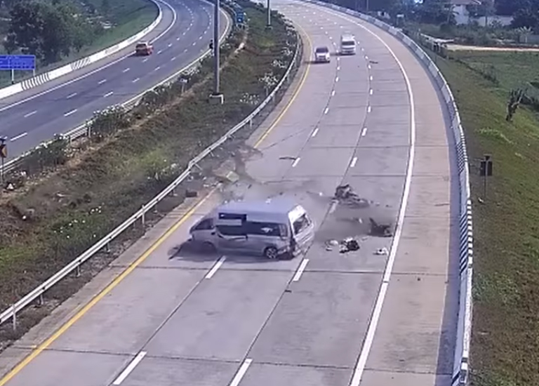 รถตู้ยางแตก เทกระจาดนักท่องเที่ยว รถตู้ยางแตก เทกระจาดนักท่องเที่ยว