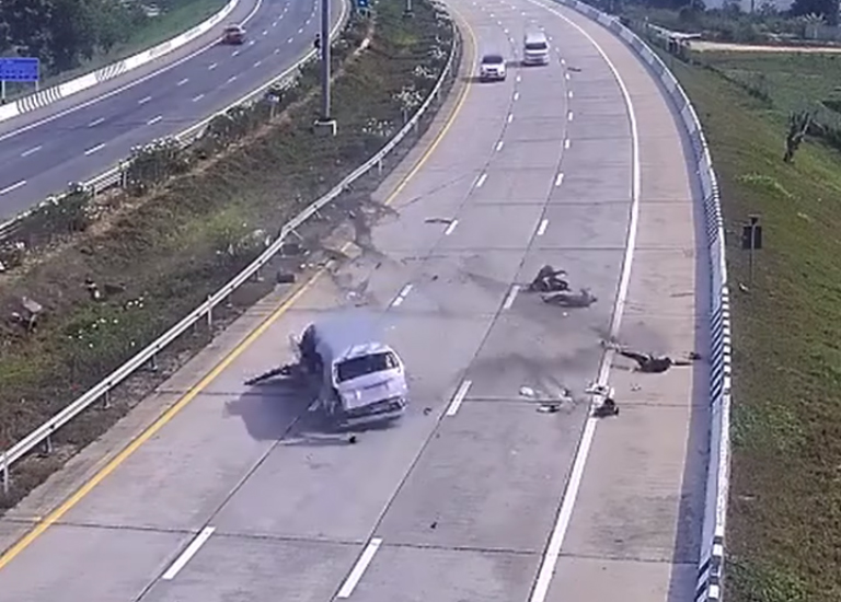 รถตู้ยางแตก เทกระจาดนักท่องเที่ยว รถตู้ยางแตก เทกระจาดนักท่องเที่ยว