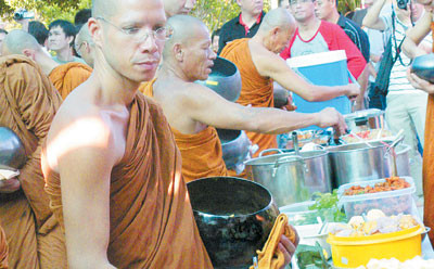 ซึ้งในรสพระธรรม พระลูกเศรษฐีมาเลย์ทิ้งสมบัติ ขออยู่ใต้ร่มกาสาวพักตร์ ซึ้งในรสพระธรรม พระลูกเศรษฐีมาเลย์ทิ้งสมบัติ ขออยู่ใต้ร่มกาสาวพักตร์