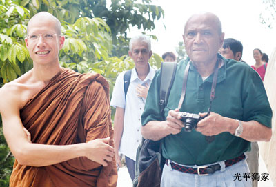 ซึ้งในรสพระธรรม พระลูกเศรษฐีมาเลย์ทิ้งสมบัติ ขออยู่ใต้ร่มกาสาวพักตร์ ซึ้งในรสพระธรรม พระลูกเศรษฐีมาเลย์ทิ้งสมบัติ ขออยู่ใต้ร่มกาสาวพักตร์