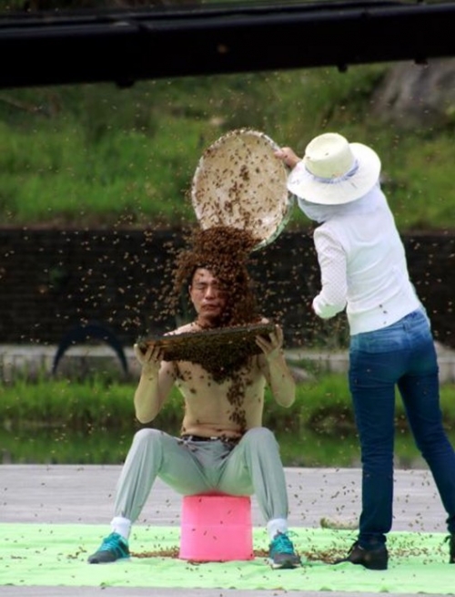 ชายจีนทุบสถิติเลี้ยงผึ้งบนตัวนานสุดในโลก ชายจีนทุบสถิติเลี้ยงผึ้งบนตัวนานสุดในโลก