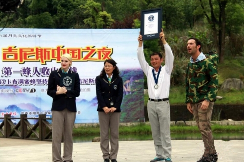 ชายจีนทุบสถิติเลี้ยงผึ้งบนตัวนานสุดในโลก ชายจีนทุบสถิติเลี้ยงผึ้งบนตัวนานสุดในโลก