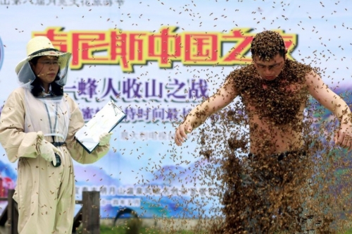 ชายจีนทุบสถิติเลี้ยงผึ้งบนตัวนานสุดในโลก ชายจีนทุบสถิติเลี้ยงผึ้งบนตัวนานสุดในโลก