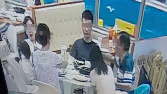 ร้านสุดทน ลูกค้ากินราคาเกือบครึ่งหมื่น ก่อนชักดาบต่อหน้าเด็ก ร้านสุดทน ลูกค้ากินราคาเกือบครึ่งหมื่น ก่อนชักดาบต่อหน้าเด็ก