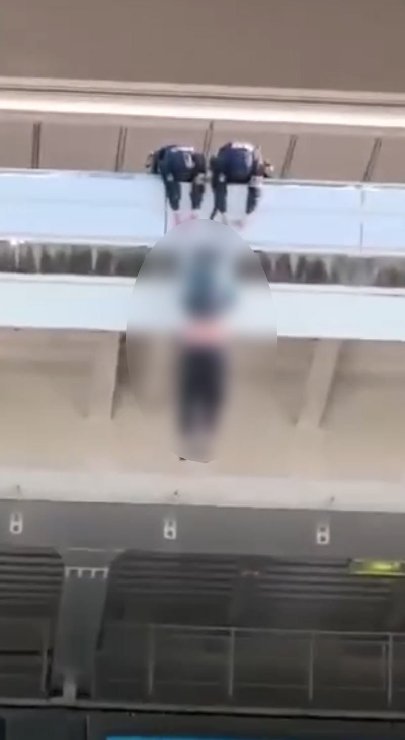 นทท. จีน นั่งบนราวกั้นชั้น 4 สนามบินญี่ปุ่น พลัดตกดับ นทท. จีน นั่งบนราวกั้นชั้น 4 สนามบินญี่ปุ่น พลัดตกดับ