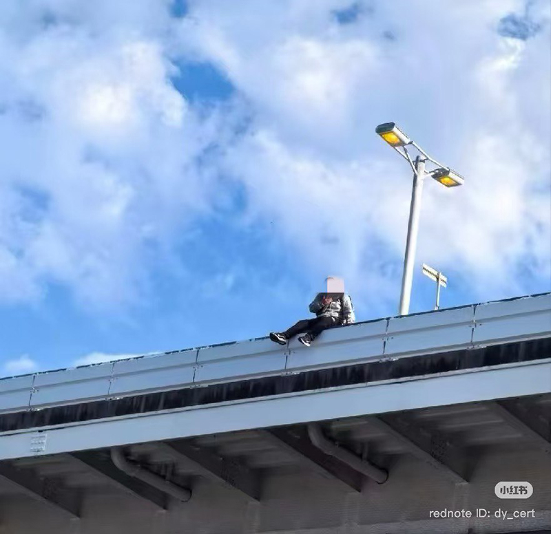 นทท. จีน นั่งบนราวกั้นชั้น 4 สนามบินญี่ปุ่น พลัดตกดับ นทท. จีน นั่งบนราวกั้นชั้น 4 สนามบินญี่ปุ่น พลัดตกดับ