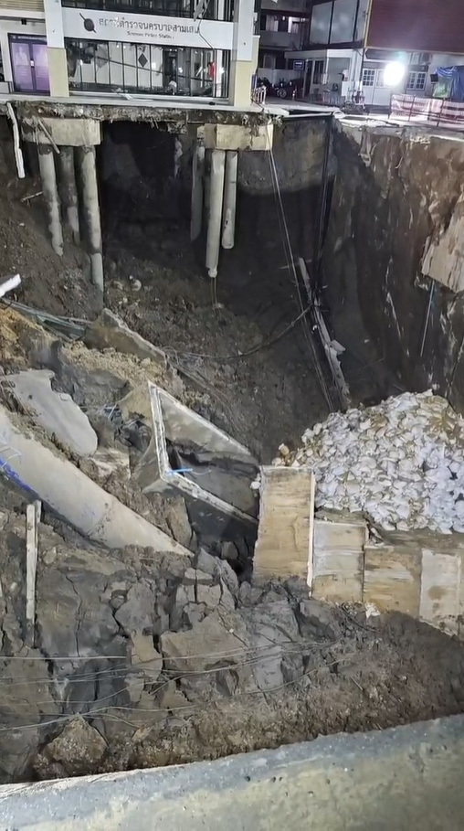 ผู้ว่าเผยสาเหตุ ทำไมโยนกระสอบทรายลงในถนนทรุด ผู้ว่าเผยสาเหตุ ทำไมโยนกระสอบทรายลงในถนนทรุด