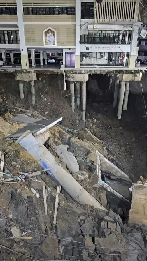 ผู้ว่าเผยสาเหตุ ทำไมโยนกระสอบทรายลงในถนนทรุด ผู้ว่าเผยสาเหตุ ทำไมโยนกระสอบทรายลงในถนนทรุด