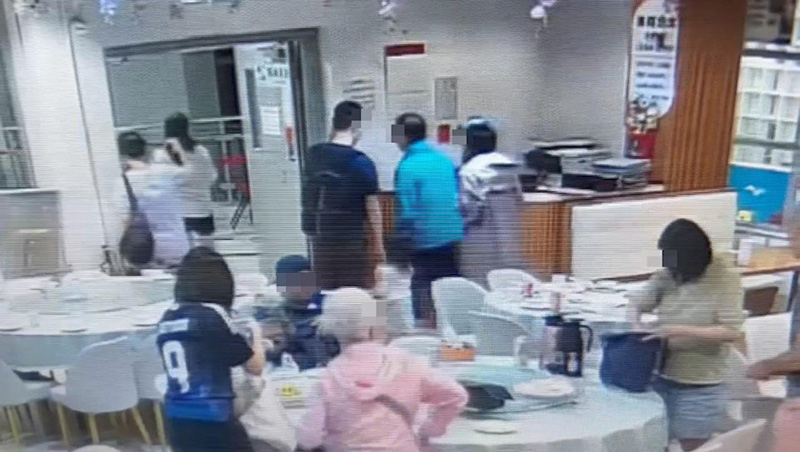 ร้านสุดทน ลูกค้ากินราคาเกือบครึ่งหมื่น ก่อนชักดาบต่อหน้าเด็ก ร้านสุดทน ลูกค้ากินราคาเกือบครึ่งหมื่น ก่อนชักดาบต่อหน้าเด็ก