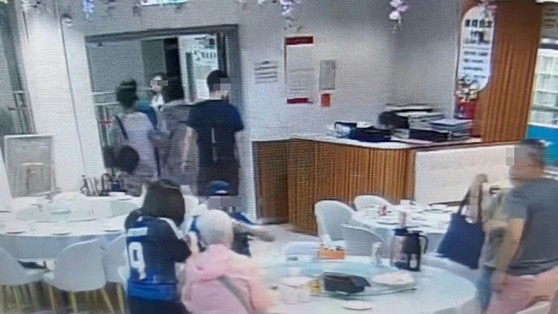 ร้านสุดทน ลูกค้ากินราคาเกือบครึ่งหมื่น ก่อนชักดาบต่อหน้าเด็ก ร้านสุดทน ลูกค้ากินราคาเกือบครึ่งหมื่น ก่อนชักดาบต่อหน้าเด็ก