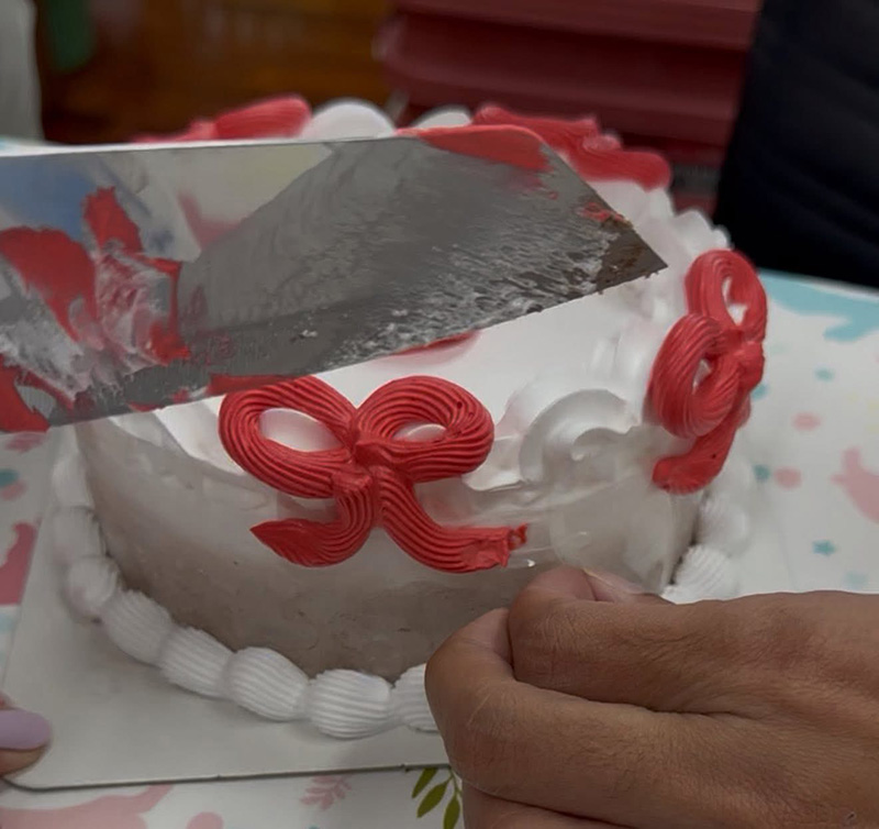 สั่งเค้กมาส่ง งงครอบพลาสติก-บีบครีมข้างนอก ร้านชี้แบบนี้ปกติ สั่งเค้กมาส่ง งงครอบพลาสติก-บีบครีมข้างนอก ร้านชี้แบบนี้ปกติ