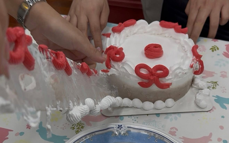 สั่งเค้กมาส่ง งงครอบพลาสติก-บีบครีมข้างนอก ร้านชี้แบบนี้ปกติ สั่งเค้กมาส่ง งงครอบพลาสติก-บีบครีมข้างนอก ร้านชี้แบบนี้ปกติ