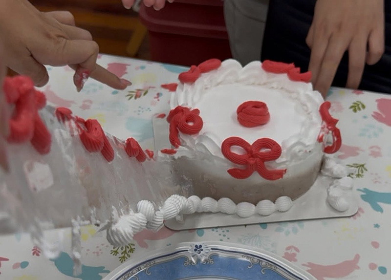 สั่งเค้กมาส่ง งงครอบพลาสติก-บีบครีมข้างนอก ร้านชี้แบบนี้ปกติ สั่งเค้กมาส่ง งงครอบพลาสติก-บีบครีมข้างนอก ร้านชี้แบบนี้ปกติ