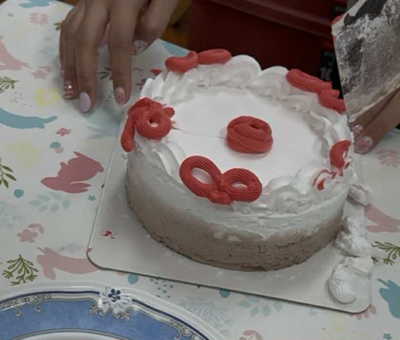 สั่งเค้กมาส่ง งงครอบพลาสติก-บีบครีมข้างนอก ร้านชี้แบบนี้ปกติ สั่งเค้กมาส่ง งงครอบพลาสติก-บีบครีมข้างนอก ร้านชี้แบบนี้ปกติ