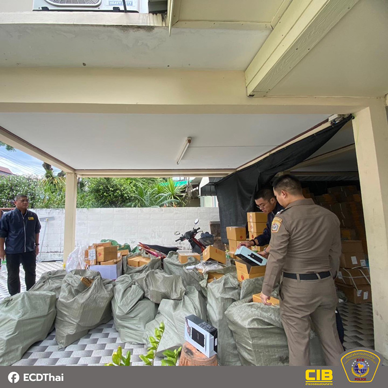 บุกจับโกดัง หลอกขาย Gadget ปลอม แบรนด์ดังเพียบ บุกจับโกดัง หลอกขาย Gadget ปลอม แบรนด์ดังเพียบ