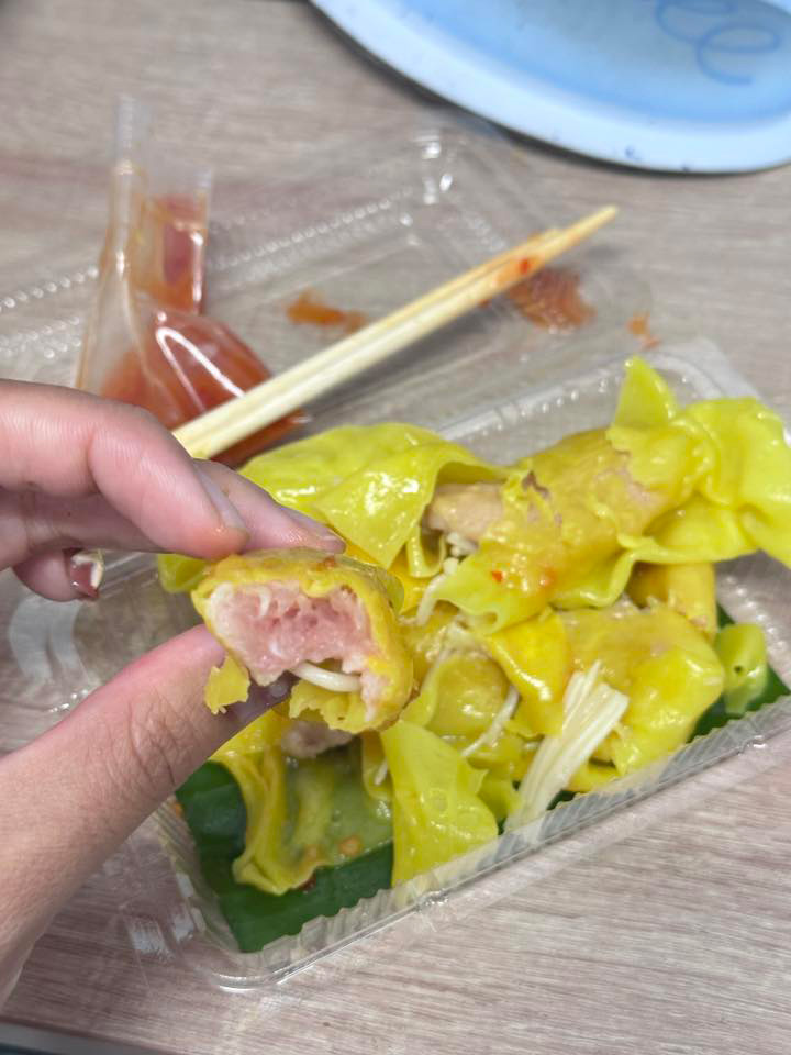 ซื้อเกี๊ยวหมู กินแล้วรสแปลก ๆ สะพรึงกับด้านใน เสี่ยงหูดับสุด ๆ ซื้อเกี๊ยวหมู กินแล้วรสแปลก ๆ สะพรึงกับด้านใน เสี่ยงหูดับสุด ๆ