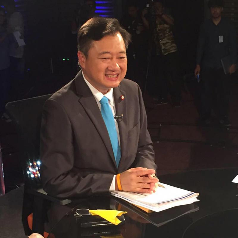 จูบปากกลางสภา จูบปากกลางสภา