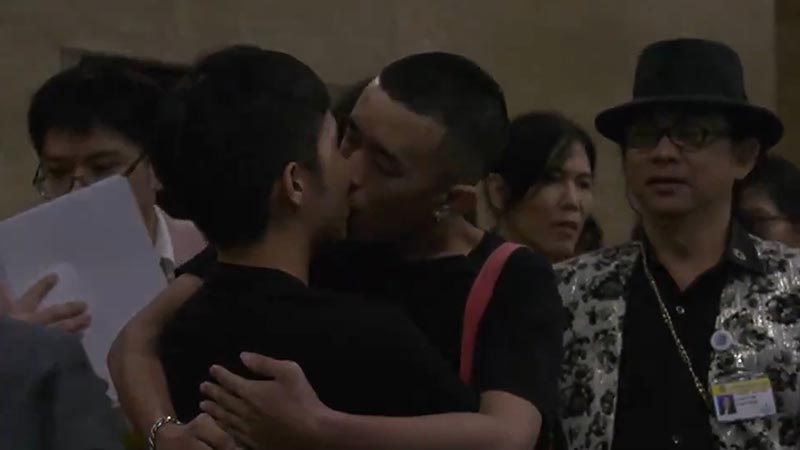 จูบปากกลางสภา จูบปากกลางสภา