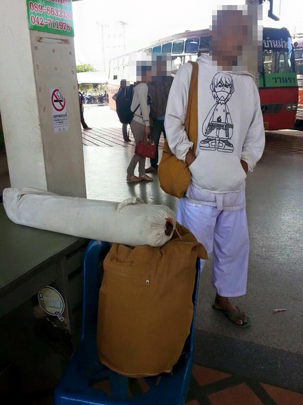 อ้างเป็นพระประท้วงพุทธมลฑล ขนของกลับในชุดฆราวาส