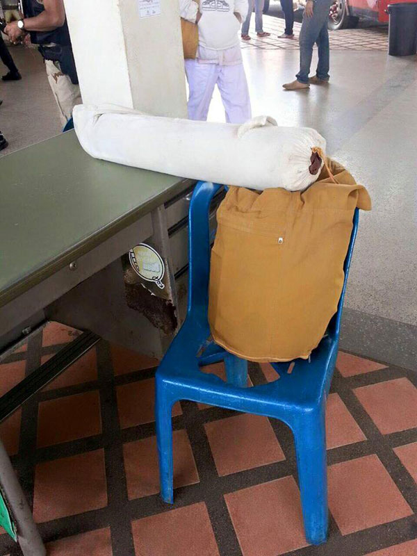 อ้างเป็นพระประท้วงพุทธมลฑล ขนของกลับในชุดฆราวาส