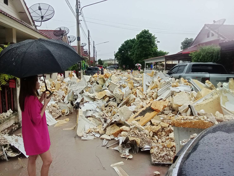 น้ำท่วมบ่อวิน โฟมทะลักเข้าหมู่บ้าน น้ำท่วมบ่อวิน โฟมทะลักเข้าหมู่บ้าน