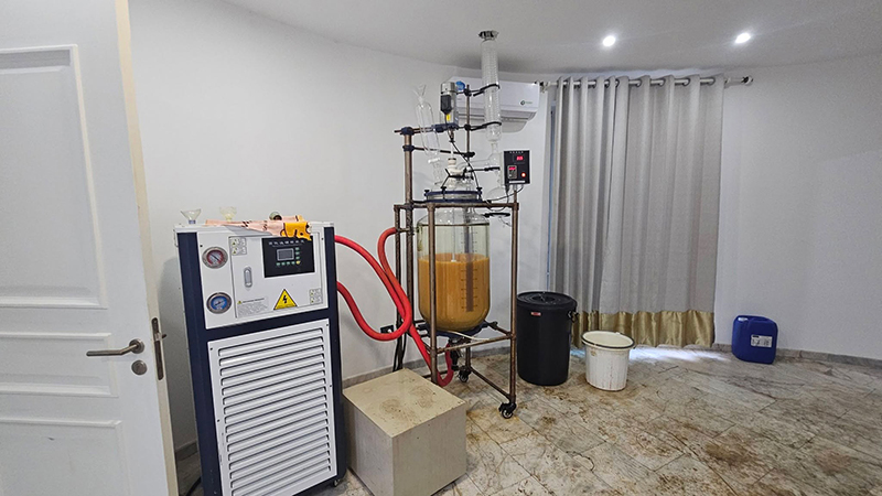 บุกบ้านหรูจีนเทา เจอแท่นผลิตสารเคมี บุกบ้านหรูจีนเทา เจอแท่นผลิตสารเคมี