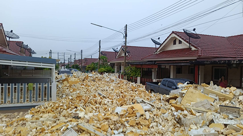 น้ำท่วมบ่อวิน โฟมทะลักเข้าหมู่บ้าน น้ำท่วมบ่อวิน โฟมทะลักเข้าหมู่บ้าน