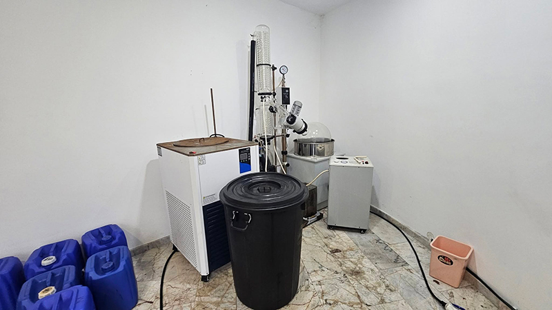 บุกบ้านหรูจีนเทา เจอแท่นผลิตสารเคมี บุกบ้านหรูจีนเทา เจอแท่นผลิตสารเคมี