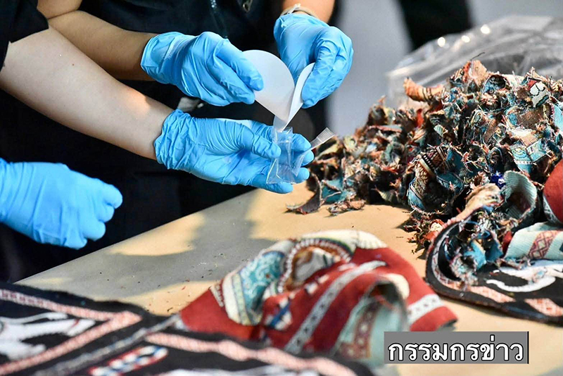 ชายสวมฮู้ท ขนเฮโรอีนให้แอร์ฯ ชายสวมฮู้ท ขนเฮโรอีนให้แอร์ฯ