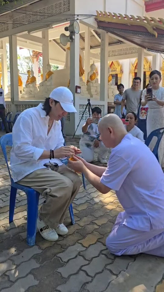 ทนายแก้ว นุ่งชุดขาว เข้าพิธีอุปสมบท ทนายแก้ว นุ่งชุดขาว เข้าพิธีอุปสมบท